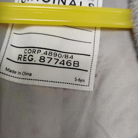 M&S Girl's Faux Fur Vest in Silver Gray Size 5 6 Years - Picture 3 of 6